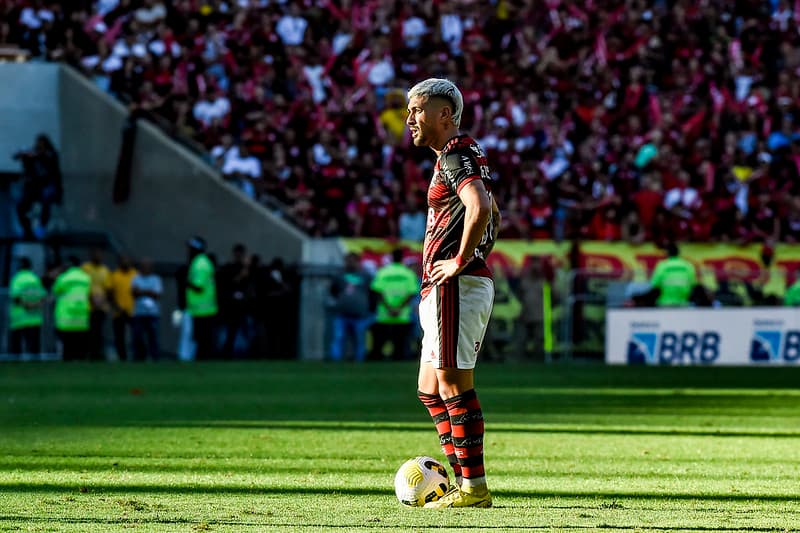 Arrascaeta contra o Fluminense no Brasileirão 2022