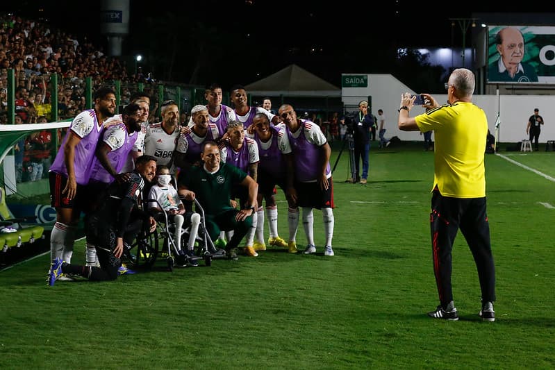 Dorival Júnior tira foto de jovem torcedor cadeirante com o time após o jogo contra o Goiás, pela 26ª rodada do Brasileiro 2022