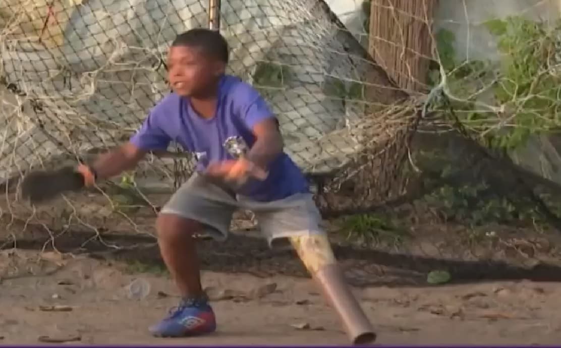 Erick, de oito anos, é o goleiro do time sub-11 da comunidade quilombola Quingoma e tem o sonho de conhecer o goleiro Hugo, do Flamengo