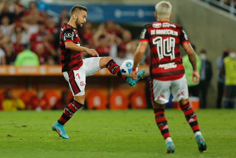 Os meias do Flamengo Everton Ribeiro e Arrascaeta contra o Vélez Sarsfield