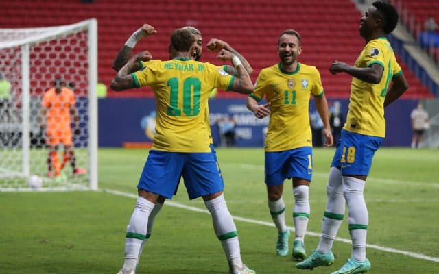 Neymar comemora com Gabigol e Everton Ribeiro do Flamengo