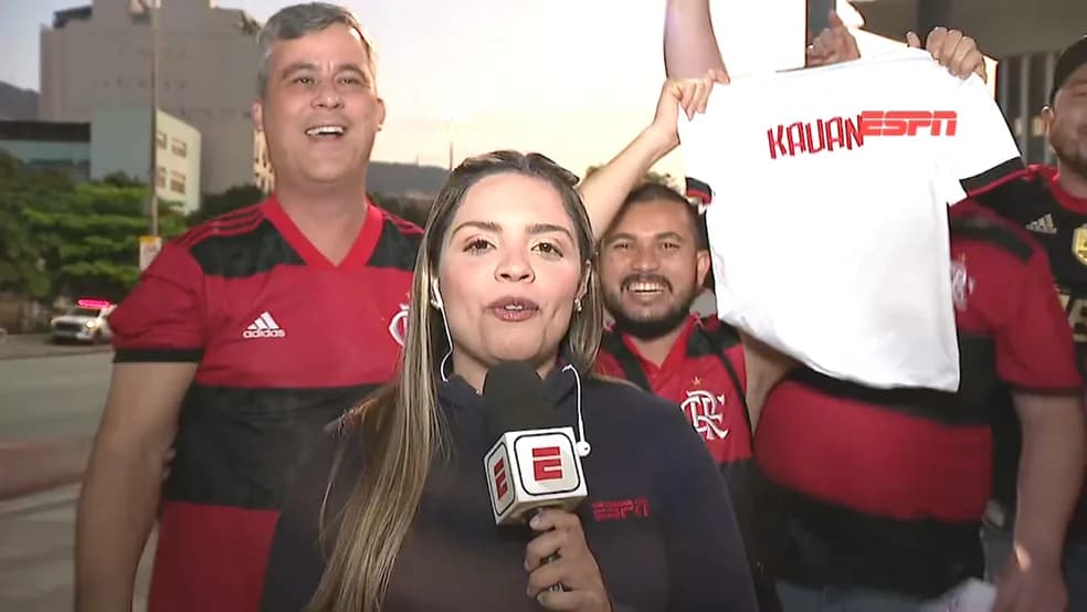 Jéssica Dias durante chamada ao vivo