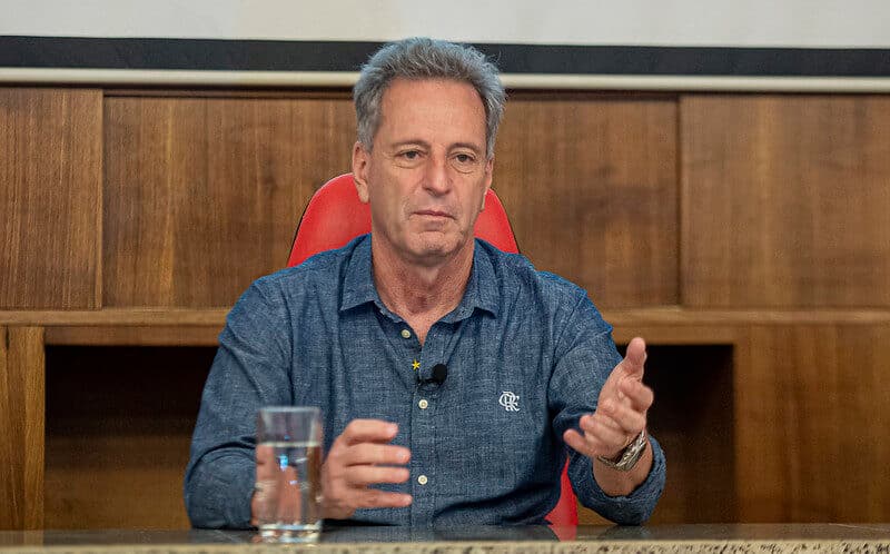 Rodolfo Landim em coletiva do Flamengo; relembre polêmicas da gestão do presidente até 2024