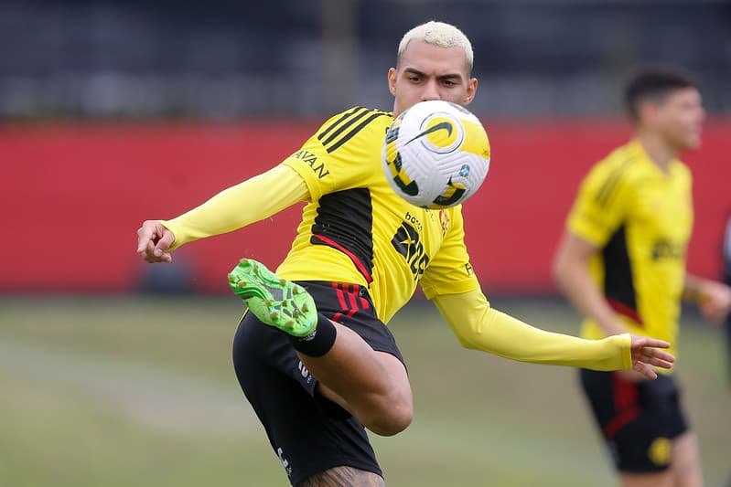 Matheuzinho porovoca Vasco da Gama nas redes no intervalo entre os treinos do Flamengo antes do confronto com o Fortaleza