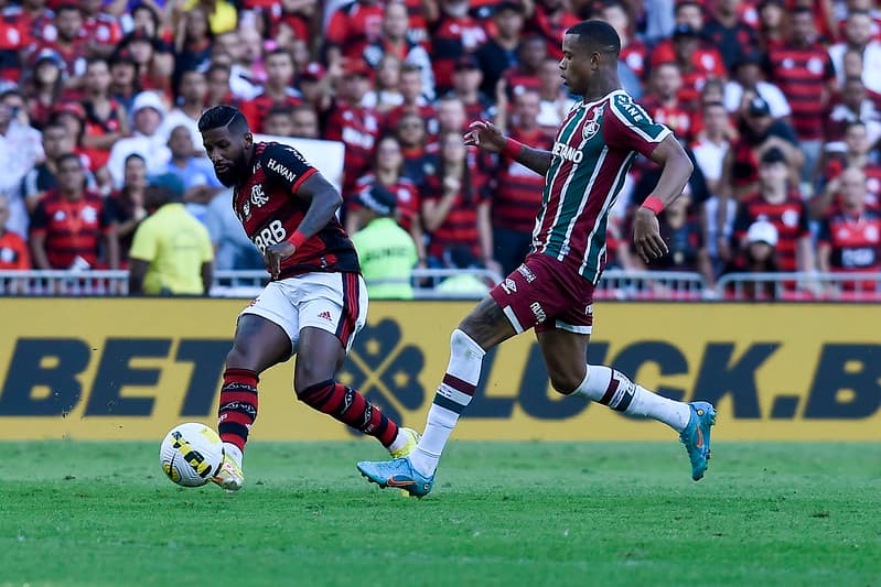 Rodinei cruza para os atacantes do Flamengo em mais uma jogada pela ponta direita na derrota para o Fluminense
