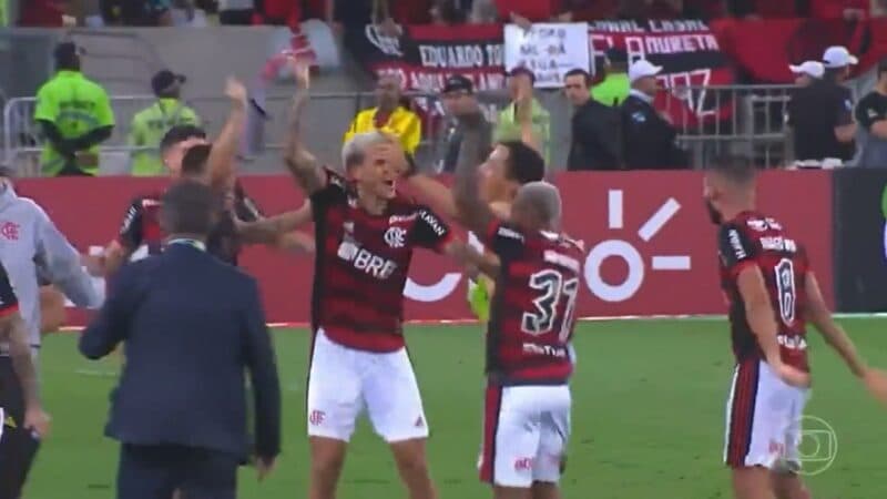 Jogadores do Flamengo comemoram classificação para final da Copa do Brasil com torcedor