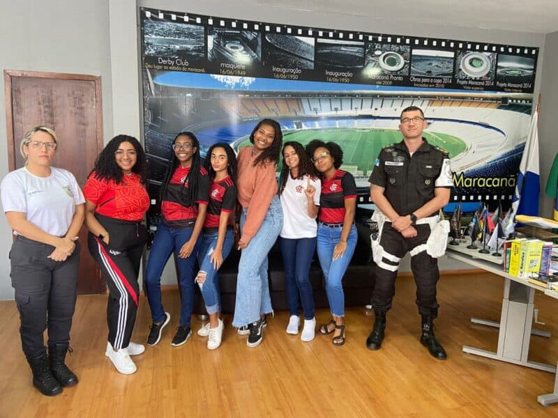 Integrantes do Consulado Meninas SRN em unidade do BEPE denunciando casos de assédio em jogos do Flamengo