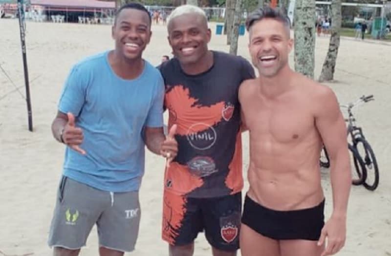 Robinho e Diego Ribas posando para foto após futevolei