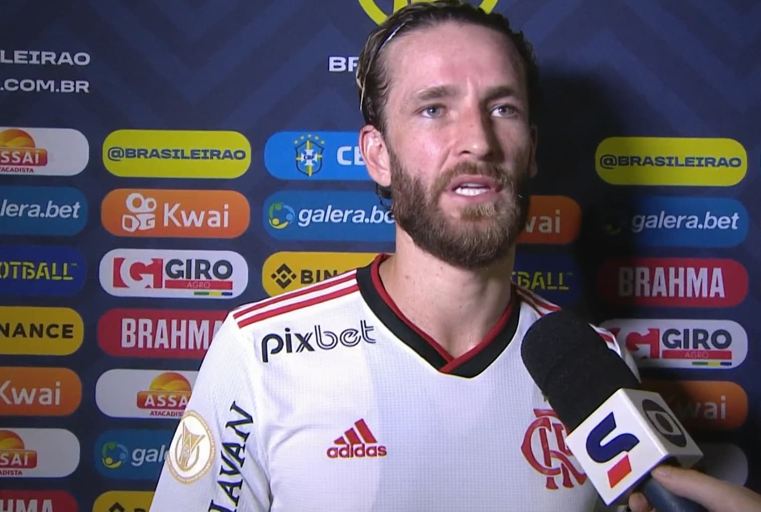 léo pereira sendo entrevistado após empate do flamengo contra o goias