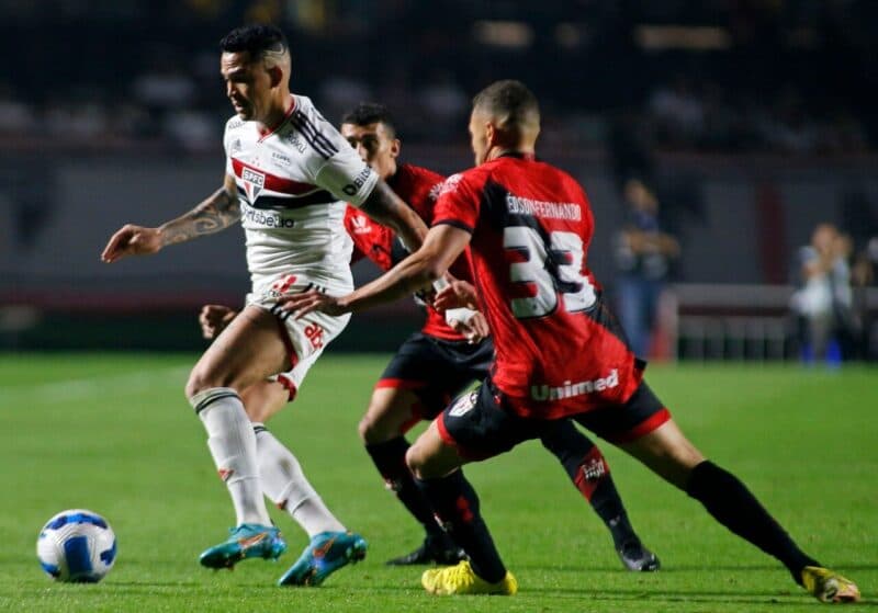 O atacante brasileiro do São Paulo Luciano (esquerda) e o meio-campista brasileiro do Atlético Goianiense Edson Fernando disputam a bola durante a partida de volta da semifinal da Copa Sul-Americana de futebol entre São Paulo e Atlético Goianiense, no est