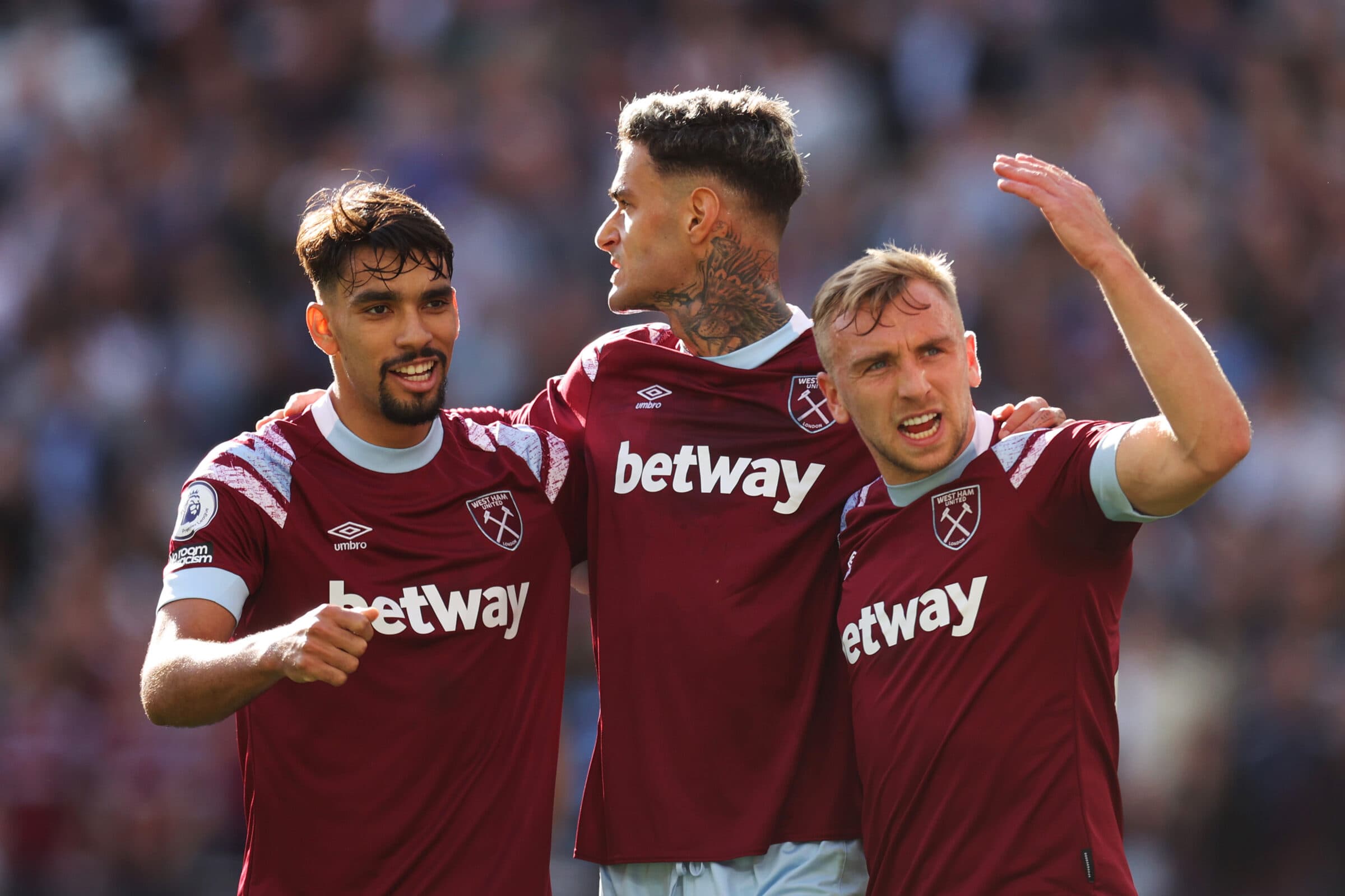 Gianluca Scamacca comemora com Lucas Paqueta e Jarrod Bowen do West Ham depois de marcar o segundo gol de sua equipe contra o Fulham de Andreas Pereira