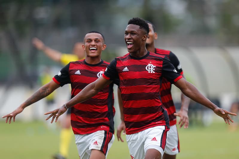Jogador sub-20 Flamengo comemora gol contra América-MG; equipe decidirá vaga nas semifinais fora de casa