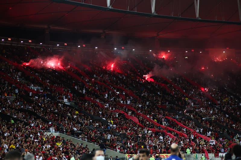 Torcida do Flamengo no Maracanã; clube venceu o Vasco também nas arquibancadas durante jogo do Carioca