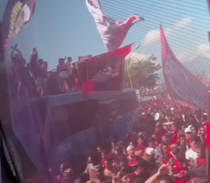 AeroFla de embarque para Guayaquil visto de dentro do ônibus do Flamengo