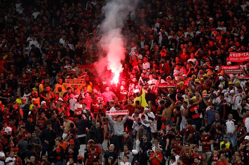 Torcida do Flamengo com sinalizados no Maracanã