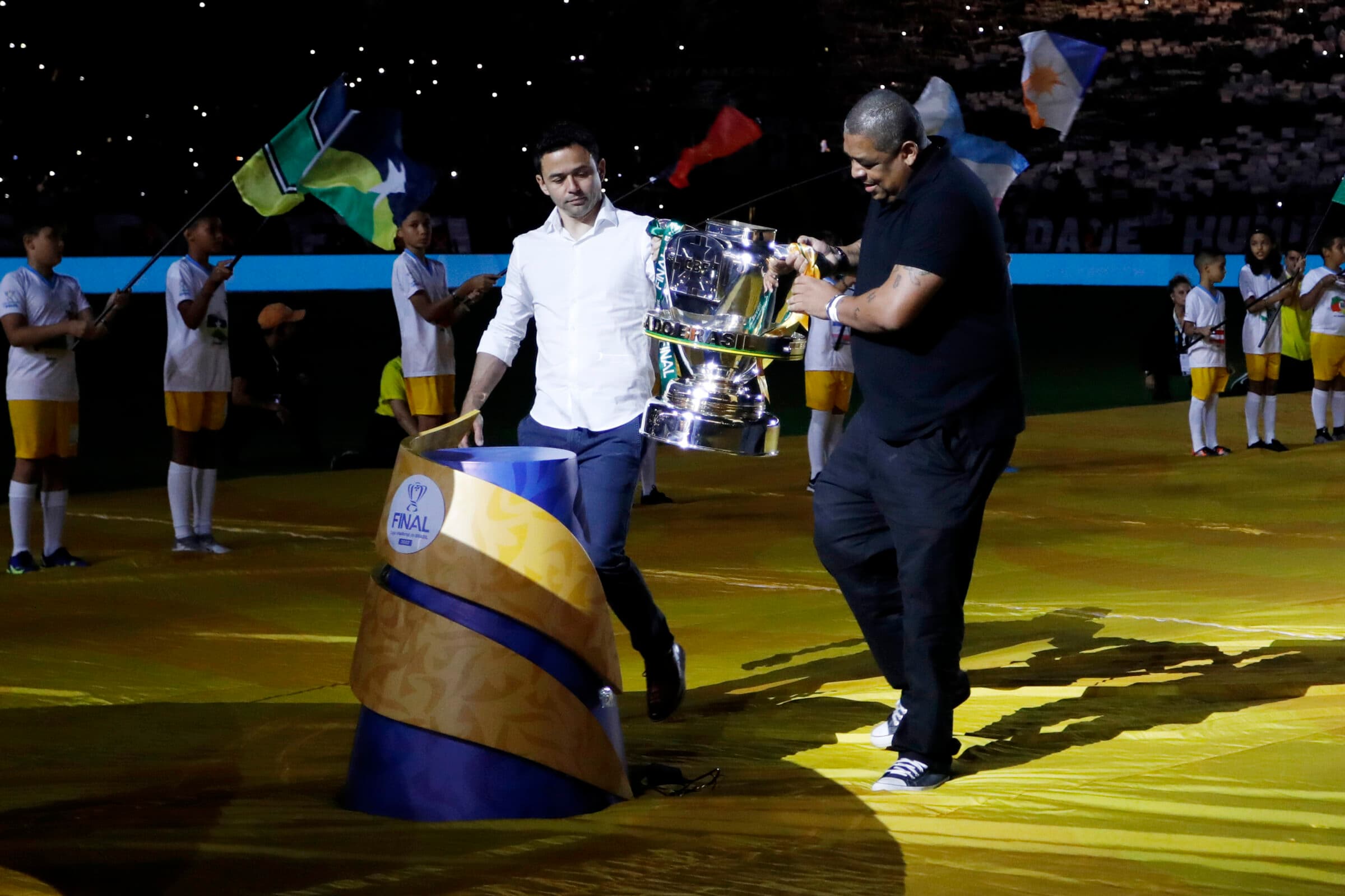 Juan e Vampeta com a taça da Copa do Brasil