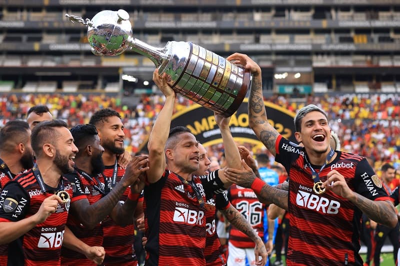 Diego Ribas com o troféu da Libertadores pelo Flamengo