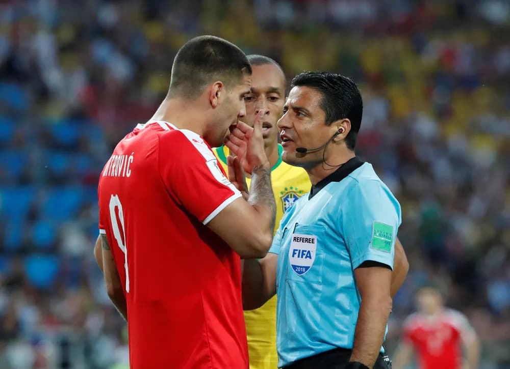 Árbitro da estreia do Brasil na Copa já apitou final no Maracanã e deu cartão para Gabigol