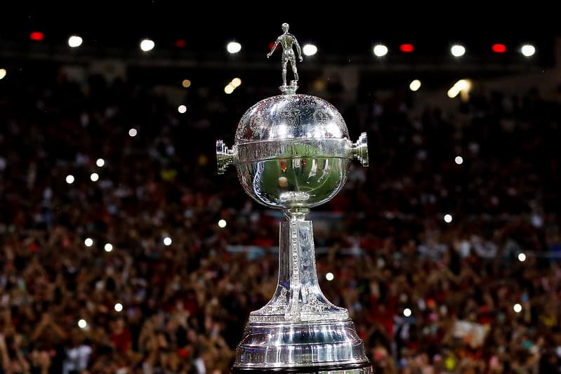 Taça da Libertadores no Maracanã; Conmebol realiza o sorteio nesta segunda e Flamengo conhecerá os adversários da fase de grupos