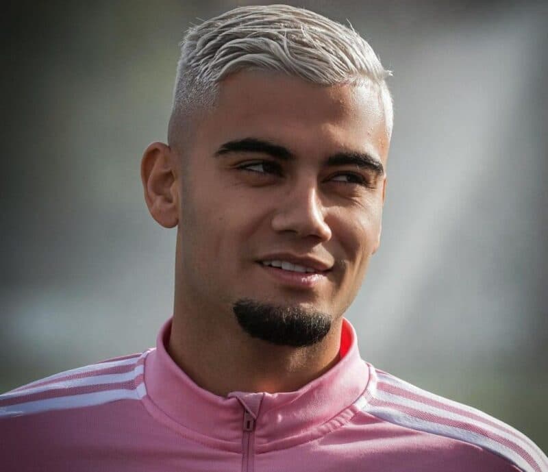 Andreas Pereira pinta cabelo igual time do Flamengo