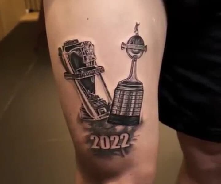 Ayrton Lucas tatua títulos da Libertadores e Copa do Brasil na perna