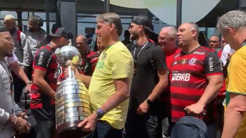 Bolsonaro com a taça da Libertadores vencida pelo Flamengo