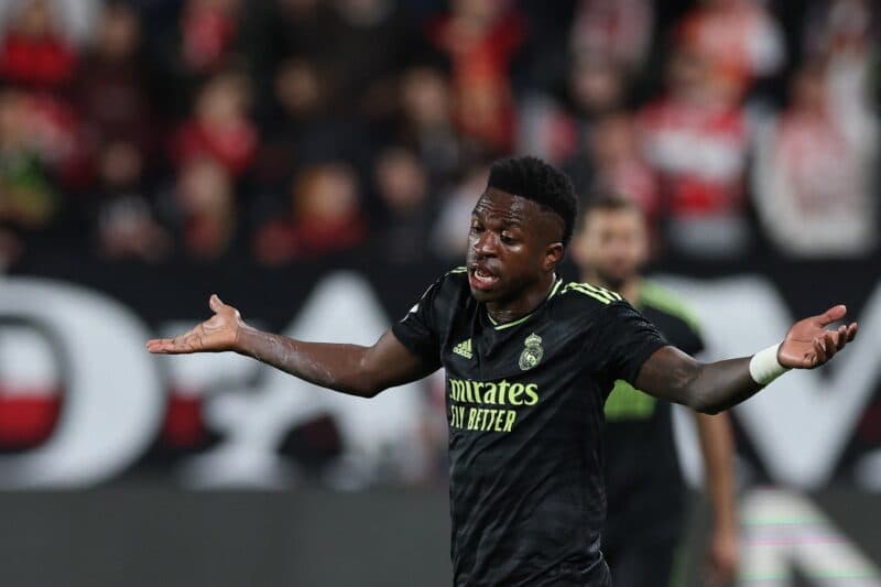 Cria do Flamengo, Vinícius Júnior foi alvo de racismo mais uma vez; Após eliminação do Brasil, Ivan Alejo postou emojis de macaco e pessoas dançando para comemorar