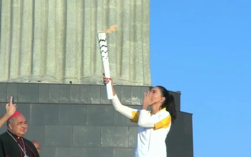 Ex-Flamengo, Isabel Salgado com a tocha das Olímpiadas