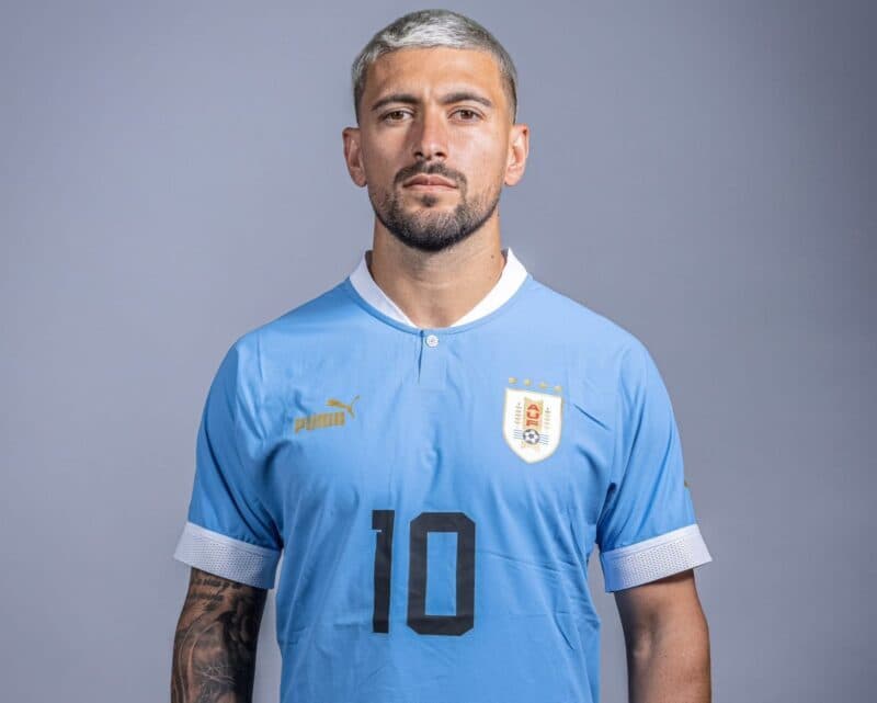 Arrascaeta posa para foto oficial da seleção do Uruguai