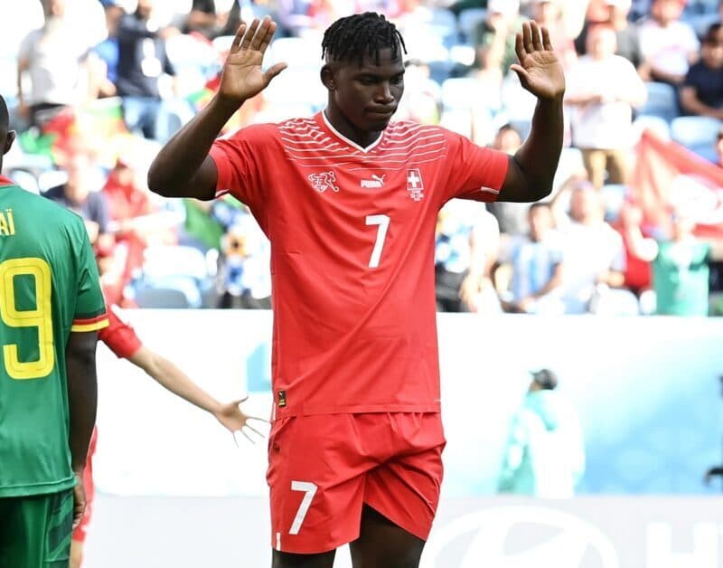 Embolo não comemora gol contra Camarões na Copa do Mundo, país em que nasceu