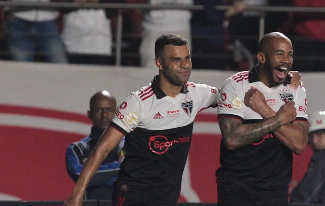 São Paulo: Patrick comemora bonito gol na goleada sobre o Avaí