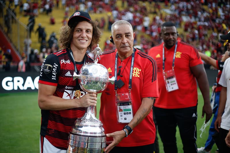 David Luiz com a taça da Libertadores; Flamengo joga Mundial de Clubes em fevereiro