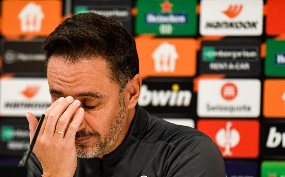 O técnico do Fenerbahce, Vitor Pereira, fotografado durante uma coletiva de imprensa do time de futebol turco Fenerbahce, (3 de novembro de 2021, na Antuérpia) antes do jogo contra os belgas do Royal Antwerp FC, pela quarta rodada da fase de grupos da UEF