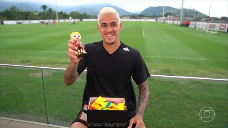 Pedro mostra presente que ganhou da Formiga; jogador do Flamengo presentou cantora Ludmilla, que tirou Vinícius Júnior