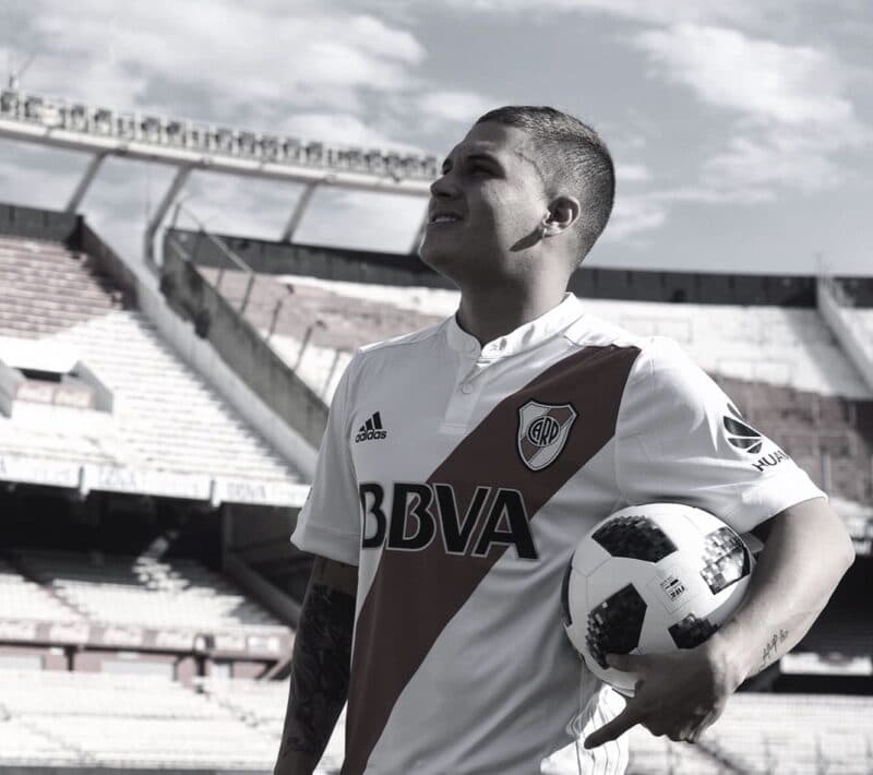 Quintero com a camisa do River Plate; colombiano é especulado no Flamengo