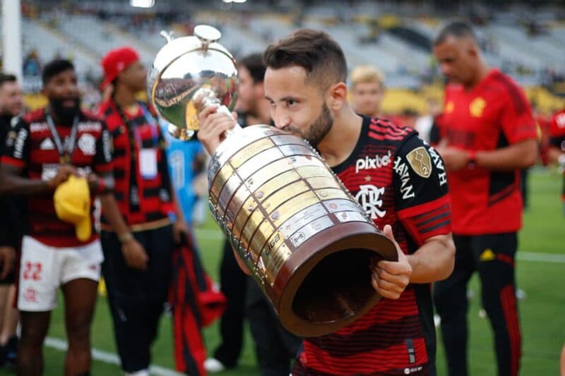 Everton Ribeiro beija a Taça Libertadores pelo Flamengo