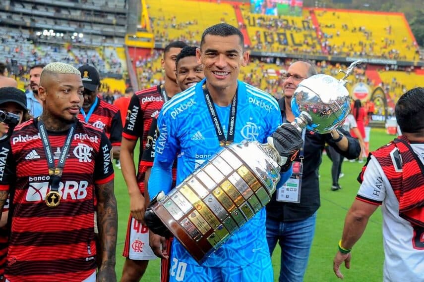 Santos com a taça da Libertadores 2022 conquistada pelo Flamengo; goleiro projetou a estreia contra o Aucas