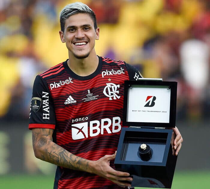 Pedro ostenta o título de melhor jogador da Libertadores 2022 pelo Flamengo;