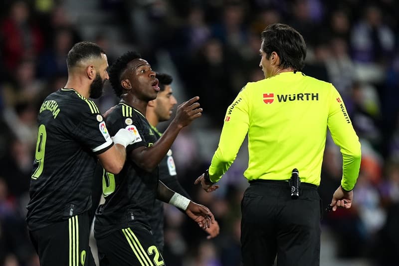 Vinícius Júnior fala com árbitro em jogo entre Real Valladolid e Real Madrid; cria do Flamengo voltou a sofrer racismo na Espanha