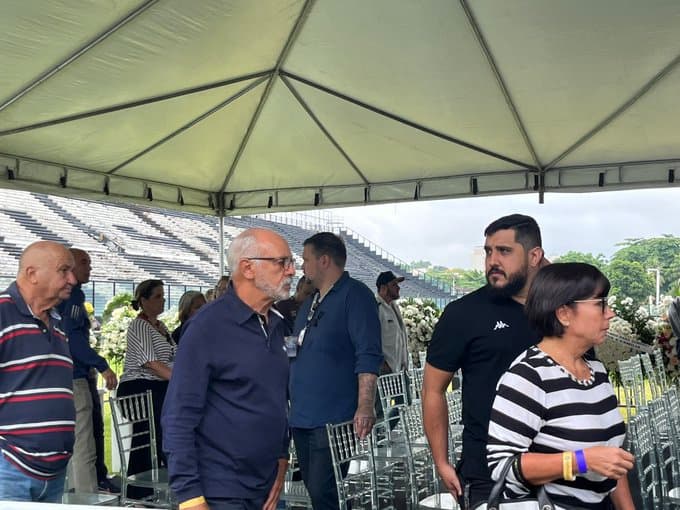 Maestro Júnior comparece ao velório de Roberto Dinamite: 'Legado de respeito'