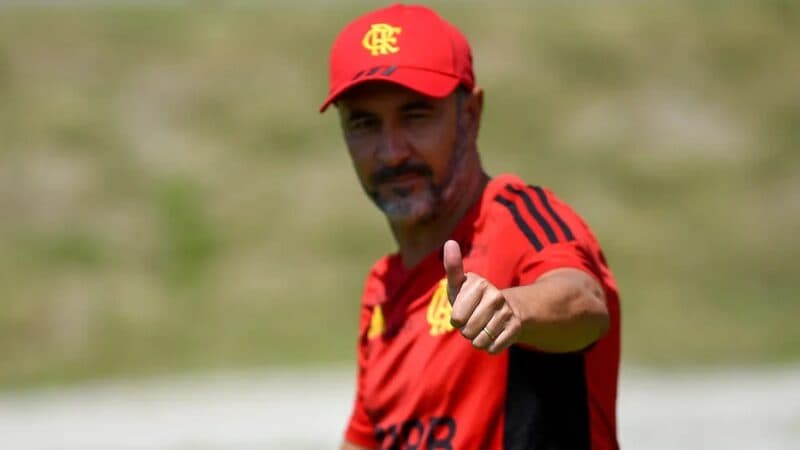 Vitor Pereira em treino do Flamengo; treinador repetiu estratégia para evitar vazamentos internos no clube antes de final do Carioca contra o Fluminense