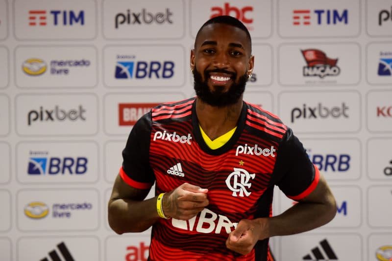 Gerson na reapresentação ao Flamengo; clube comprou o jogador do Olympique pela metade do valor que recebeu, segundo balanço