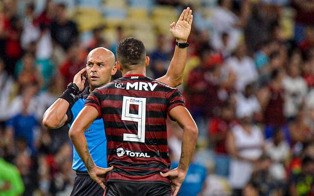 Grazziani Maciel Rocha apita o jogo entre Flamengo e Madureira pelo Cariocão