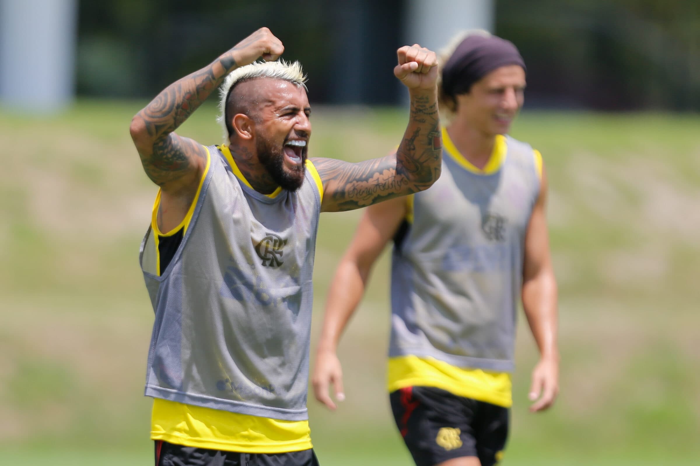 Vidal e David Luiz em treino do Flamengo; zagueiro e Filipe Luís podem retornar ao time contra o Vasco