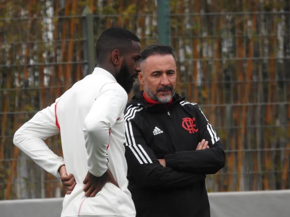 Vitor Pereira conversou com Gerson no treino de hoje (8)