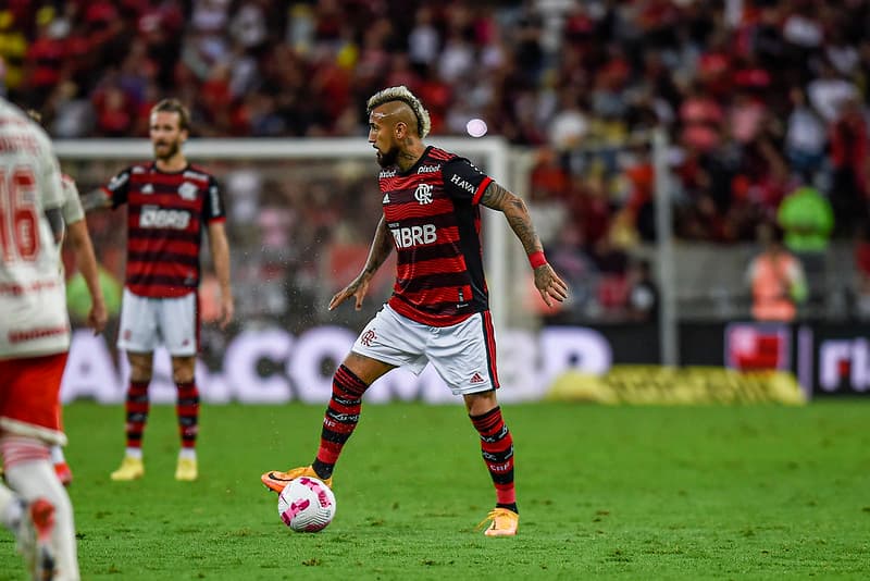 Vidal multado pelo Flamengo