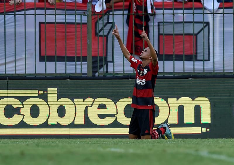 Matheus Gonçalves comemora gol pelo Flamengo
