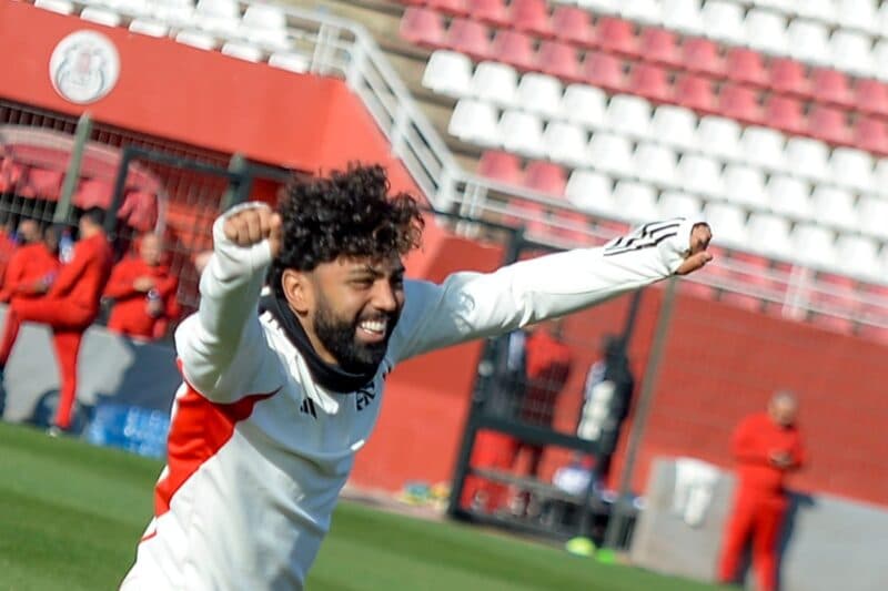 Gabigol sorridente no último treino do Flamengo antes de estreia no Mundial de Clubes contra o Al Hilal