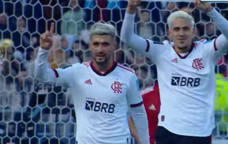 Arrascaeta reclama de gol anulado pelo Flamengo no Mundial de Clubes