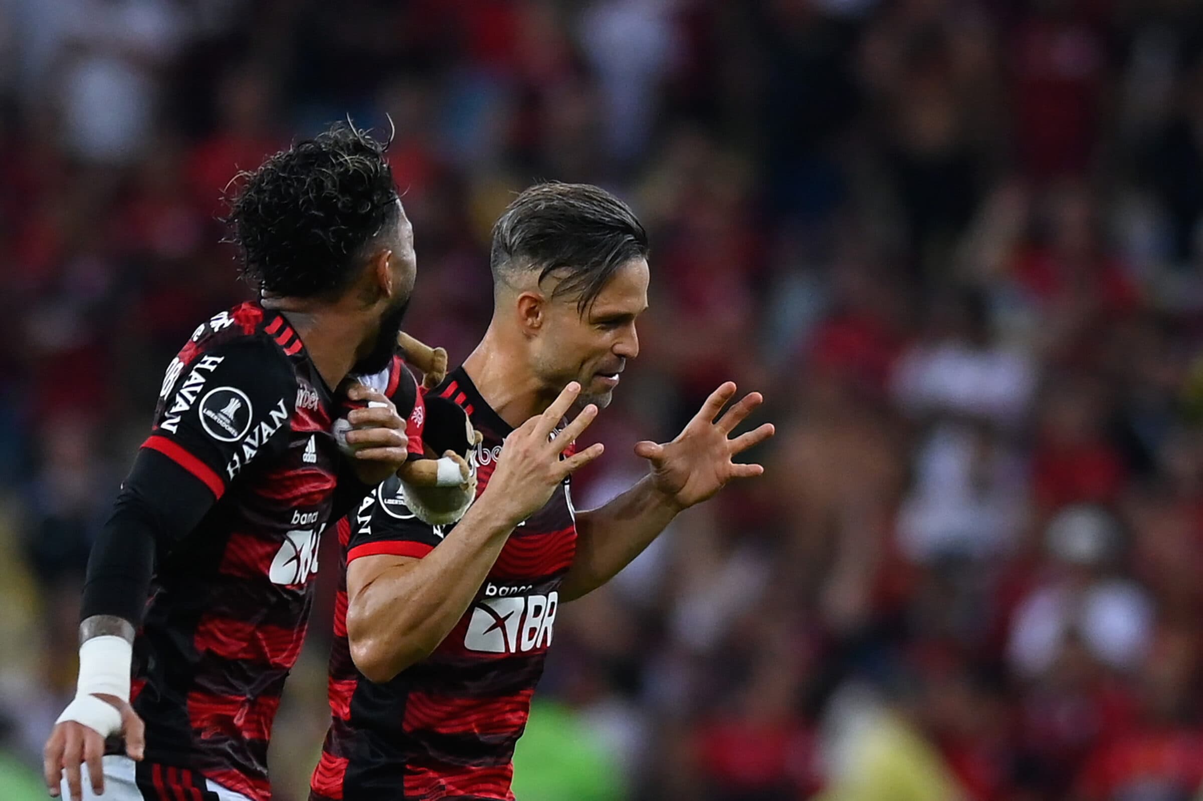 Diego Ribas em ação pelo Flamengo com Gabigol